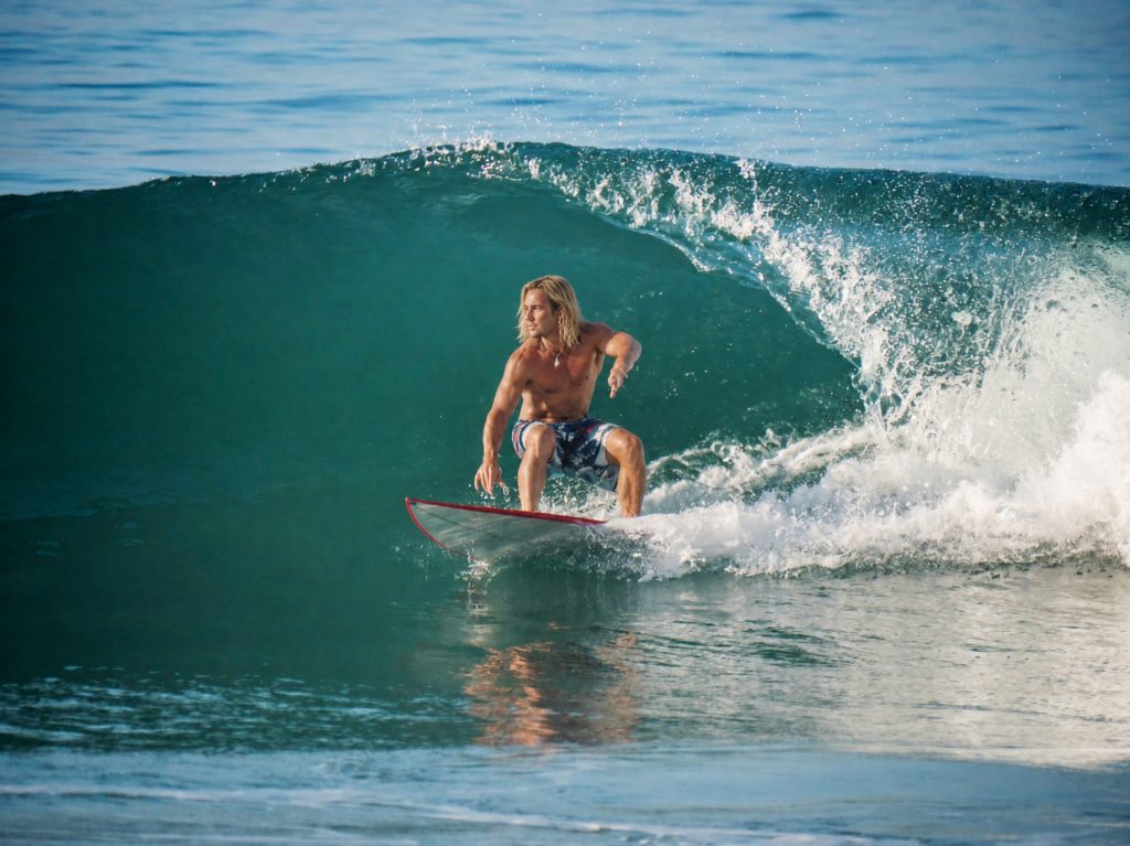 Surfeur dans le tube d’une vague