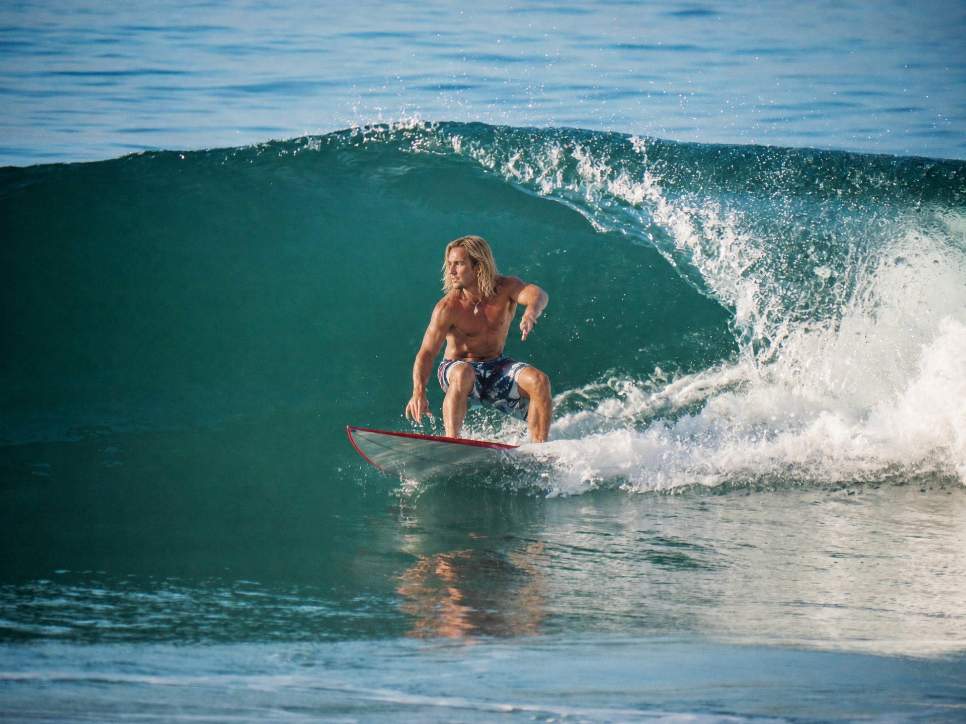 Surfeur sur une vague – école de surf à Nice Brice School