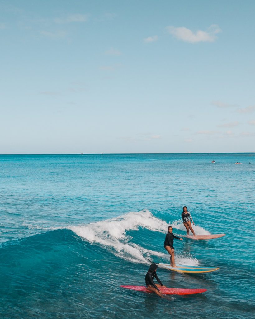 Surfeuses sur une vague – école de surf Nice