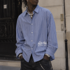 Portrait streetwear parisien en bleu pâle Chemise rayée oversize – Aïzo Paris (vue 2)