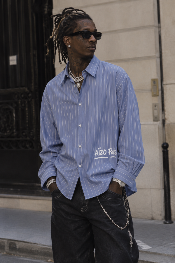 Portrait streetwear parisien en bleu pâle Chemise rayée oversize – Aïzo Paris (vue 2)
