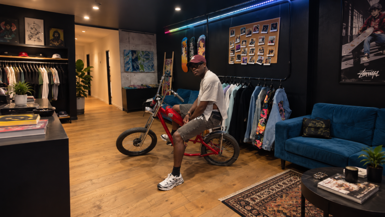 Studio skate rétro avec vélo rouge – univers Aïzo Paris
