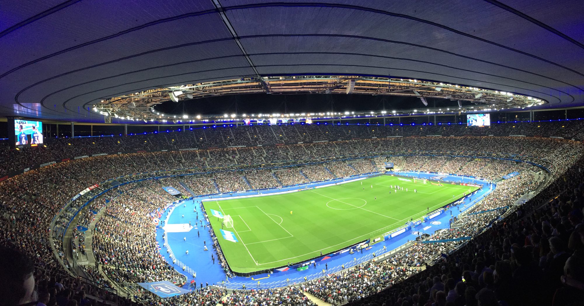 Stade de football illuminé de nuit