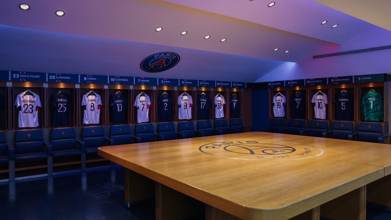 Vestiaire de club avec maillots floqués