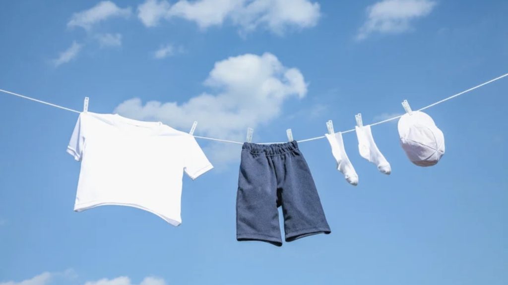 Vêtements qui sèchent au soleil