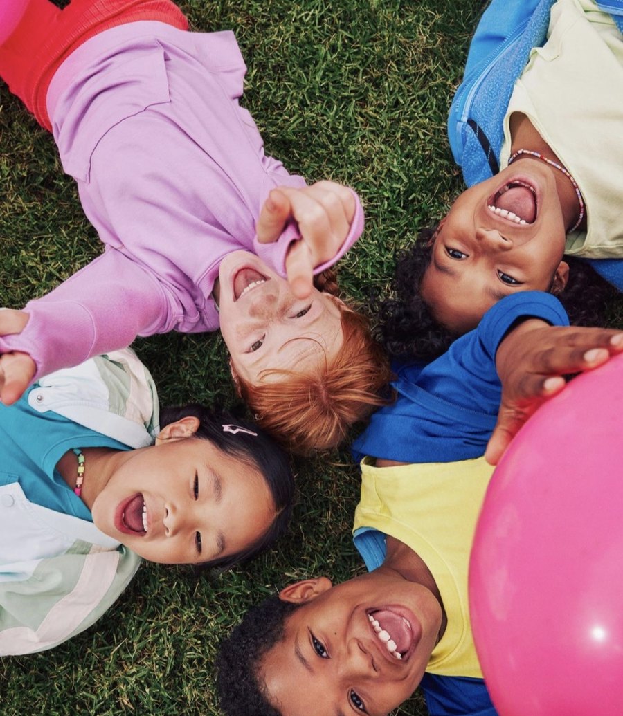 Enfants souriants allongés dans l’herbe