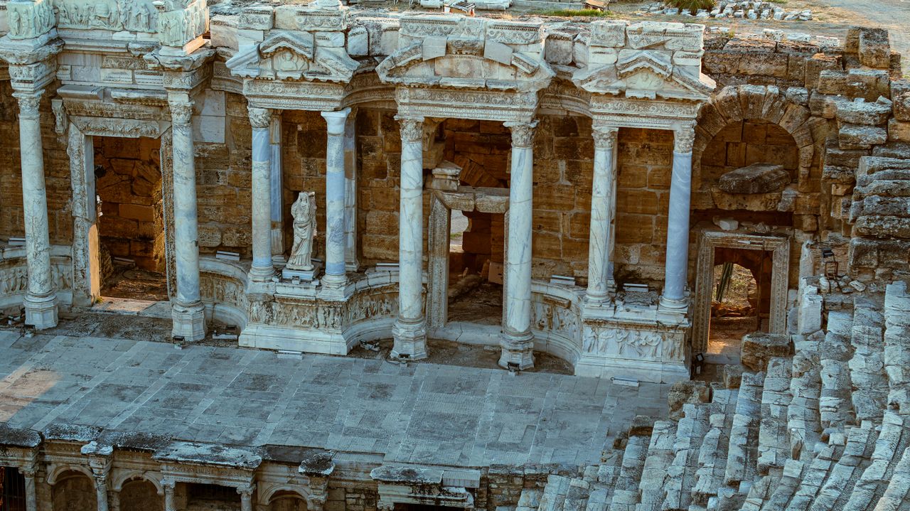 À propos Stunning view of ancient Roman theater in Hierapolis, Turkey, with detailed stone architecture.