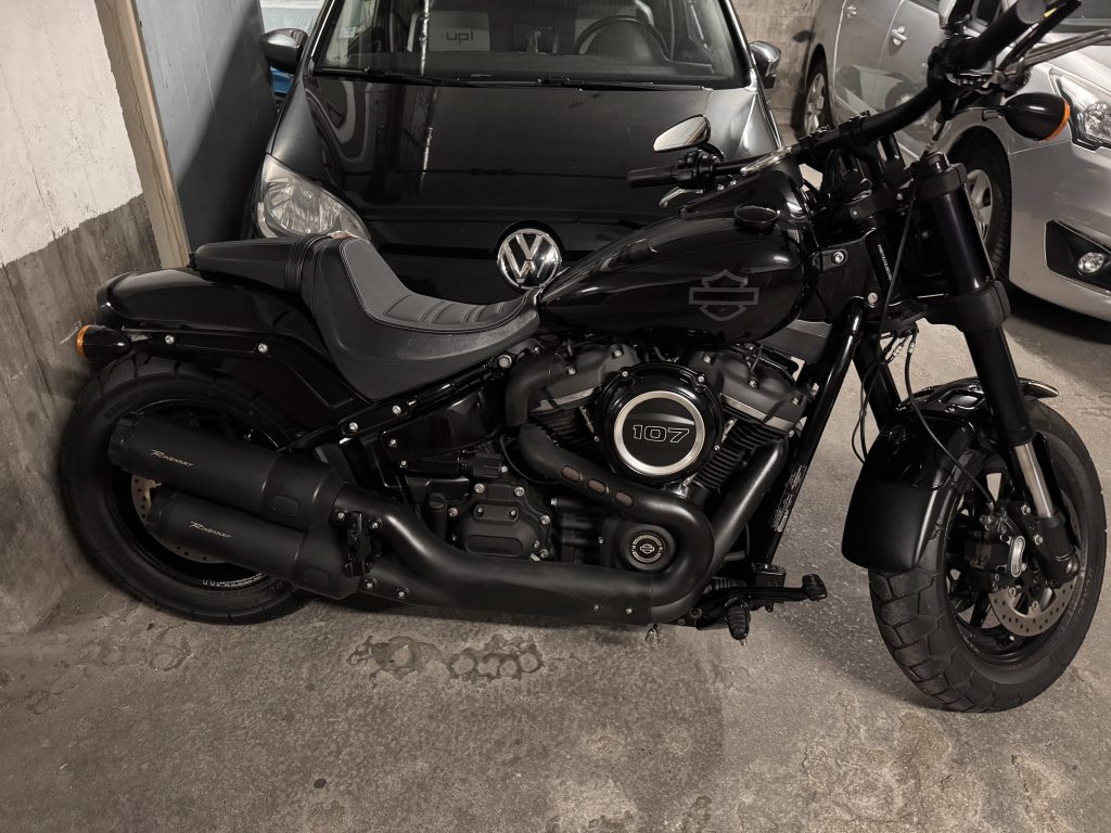 Harley-Davidson Fat Bob 107 noire de 2020 garée dans un parking