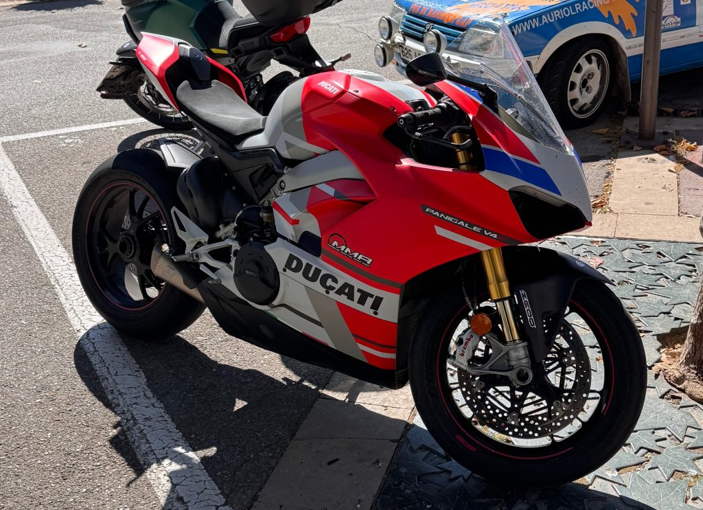 Ducati Panigale V4 rouge de 2023 garée sur un parking