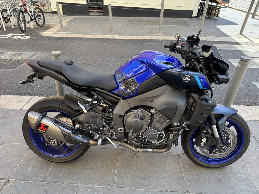 Yamaha MT-10 2025 bleue garée en ville
